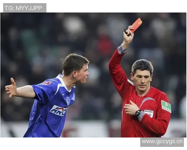 加斯佩里尼怒斥裁判遭红牌罚下球场边缘的激烈对抗引发争议