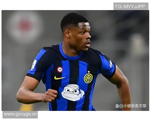 邓弗里斯不满被换下怒砸皮球表情郁闷引发关注